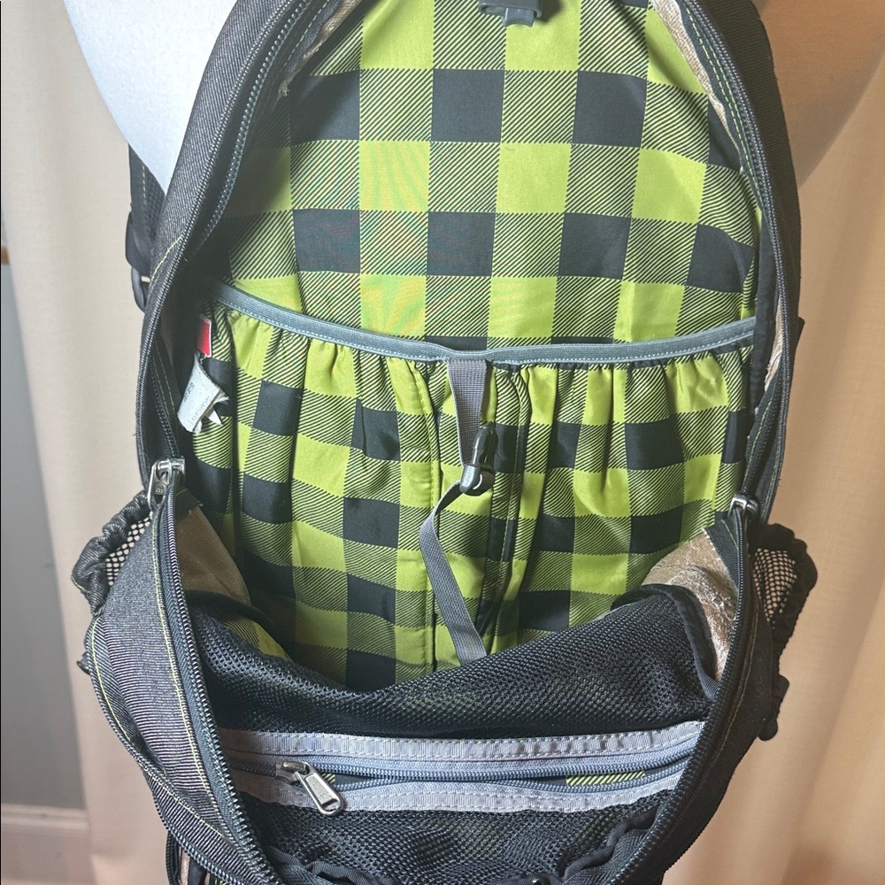 The North Face RECON SE Black Backpack with Lime Stitching - Picture 9 of 12